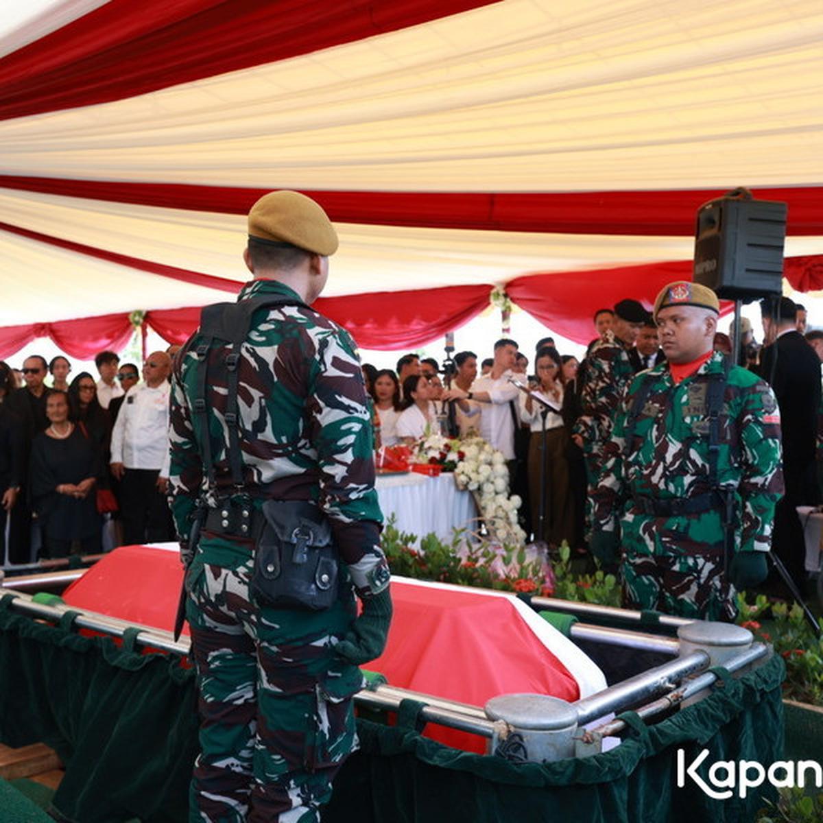 Penuh Haru, Momen Tabur Bunga Penuh Air Mata di Pemakaman Hotma Sitompul