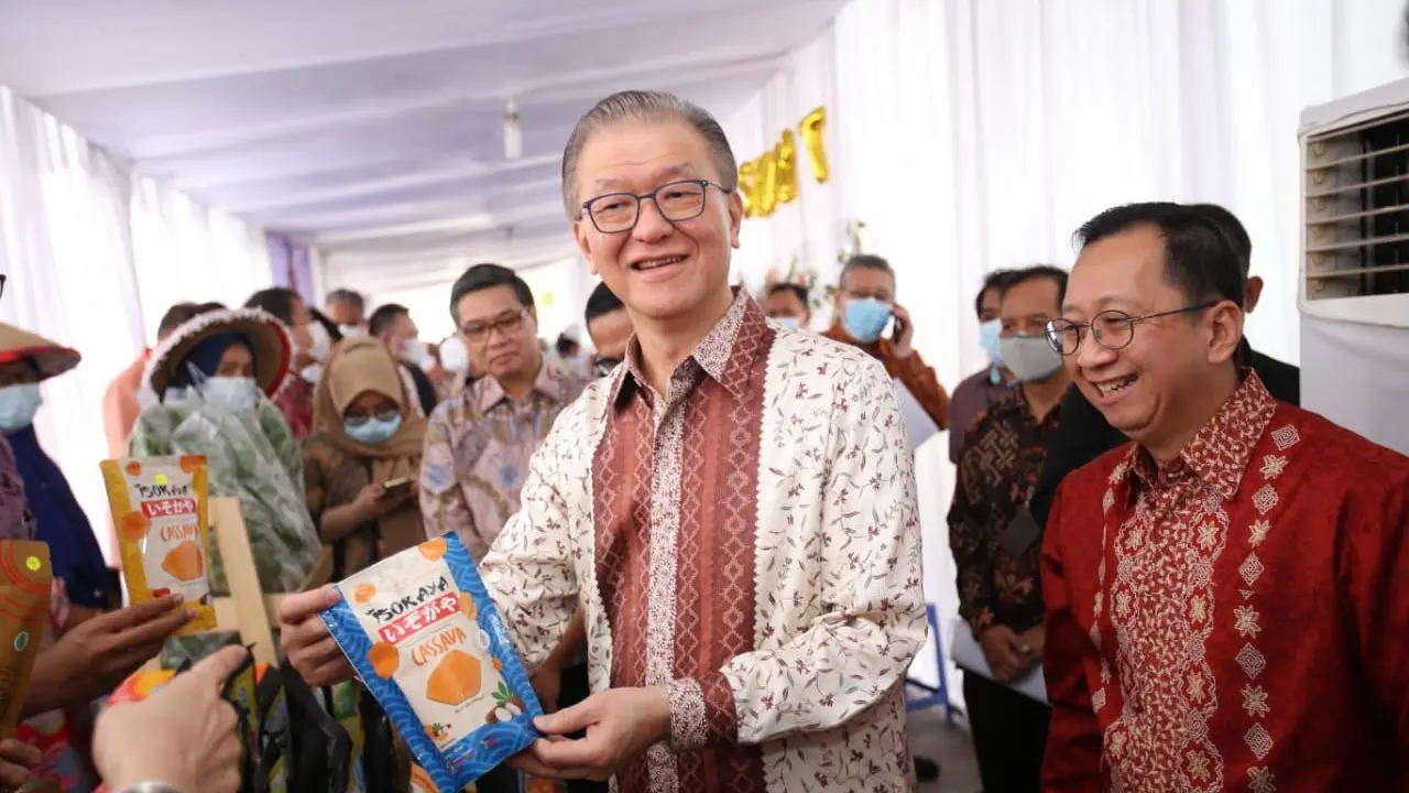 Board Member Sinar Mas, Frank Oesman Widjaja mengunjungi UMKM Binaan Pilar Usaha pada kegiatan Tjipta UMKM Fair, dukung UMKM naik kelas. (Dok Sinar Mas)
