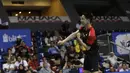 Raket pebulutangkis PB Djarum, Kevin Sanjaya, terlepas saat melakukan smash melawan wakil PBAD di Britama Arena, Jakarta, Rabu (19/12). Kevin Sanjaya/ Akbar Bintang menang 21-9 21-17 atas Aji Firmansyah/Briliant Rachmat. (Bola.com/M Iqbal Ichsan)