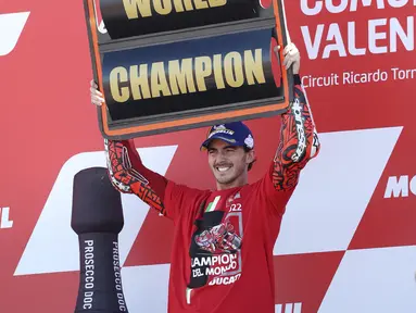 Pembalap Ducati Lenovo, Francesco Bagnaia merayakan kemenangannya di atas podium MotoGP Valencia 2022 di sirkuit Ricardo Tormo, Valencia, Minggu (6/11/2022).  Francesco Bagnaia berhasil merebut gelar juara dunia usai finis di posisi ke-9 pada MotoGP Valencia. (AP Photo/Alberto Saiz)