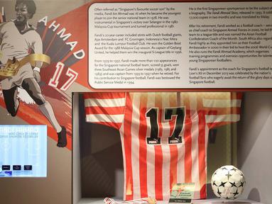 Memorabilia dan sejarah karir legenda sepak bola Singapura, Fandi Ahmad, menjadi bagian yang banyak dikunjungi dalam Museum Olah Raga Singapura yang terletak di Singapore Sports Hub. (Bola.com/Arief Bagus)