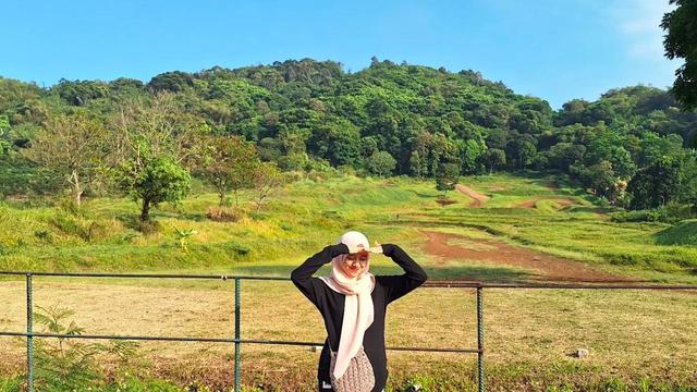 Seorang wisatawan berpose latar Gunung Bohong https://www.instagram.com/p/CvzUz1uS0t2/?img_index=6&igsh=MXI5em00NzYybnNlZQ==