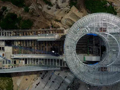 Foto dari udara yang diabadikan pada 30 Juli 2020 ini menunjukkan lokasi pembangunan Pusat Ski Jumping Nasional di Distrik Chongli, Kota Zhangjiakou, Provinsi Hebei, China utara. (Xinhua/Zhang Chenlin)
