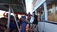 Evakuasi wisatawan asing usai kapal wisata terbalik di Perairan Labuan Bajo, Manggarai Barat, NTT. (Foto: Liputan6.com/Ola Keda)