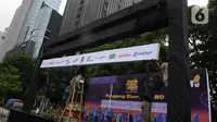 Pekerja menyelesaikan panggung untuk acara malam Muda Mudi perayaan Tahun Baru 2024 di Jakarta, Sabtu (30/12/2023). (merdeka.com/Imam Buhori)