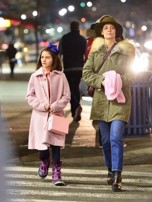 Meski demikian kini Katie Holmes mulai melemah dan berpikir ulang untuk memberikan izin pada Tom Cruise menemui Suri. (Celebzz)