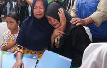 FOTO: Keluarga Korban Kecelakaan Bus Pariwisata Berurai Air Mata Saat Terima Santunan Jasa Raharja di SMK Lingga Kencana