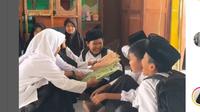 Viral Siswa Dibelikan Baju Lebaran Baru oleh Teman-Teman Sekelasnya.&nbsp; foto: (dok.Instagran @bin.sofyan/https://www.instagram.com/p/DHAtjmtJhQO/Henry)