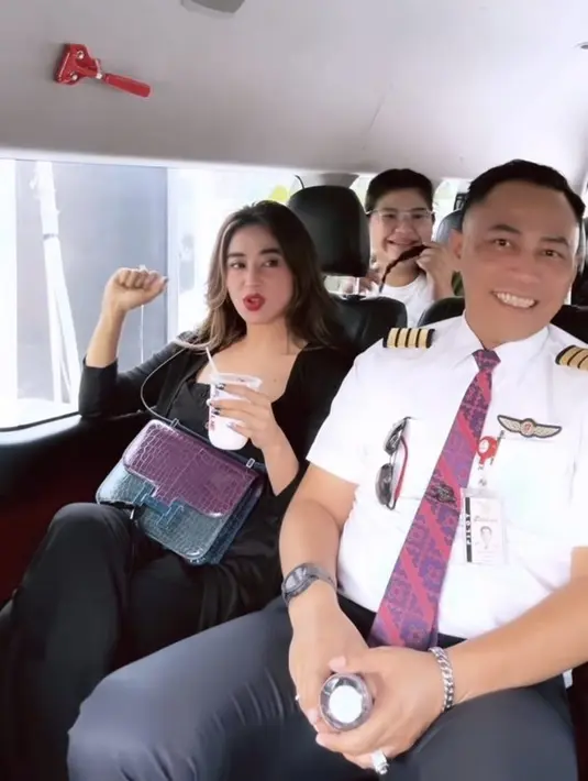 <p>Dewi Perssik terlihat duduk bersebelahan dengan Rully. Tak hanya berdua saja, terlihat juga Rosa Meldianti bersama suaminya. [Foto: instagram.com/dewiperssik9]</p>