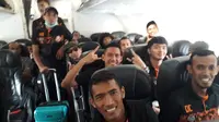 Pemain Persiraja Banda Aceh dalam perjalanan di pesawat menuju Kuala Lumpur. (Bola.com/Gatot Susetyo)