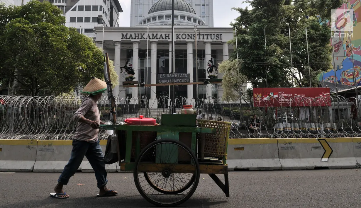 Kawat berduri dipasangkan di depan Gedung Mahkamah Konstitusi (MK), Jakarta, Rabu (26/6/2019). Kepolisian memperketat penjagaan di sekitar Gedung MK dengan kawat berduri, kendaraan lapis baja, serta ratusan personel. (merdeka.com/Iqbal S. Nugroho)