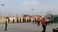 Para "siswa" bermain basket di pusat pelatihan vokasional di Atush, Prefektur Otonomi Kizilsu Kirgiz, Wilayah Otonomi Xinjiang-Uighur (XUAR) (Rizki Akbar Hasan / Liputan6.com)