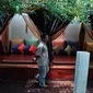 Seorang pria melintas di depan gazebo dengan penutup di lantai tujuh Hotel Alexis, Jakarta, Selasa (31/10). Gazebo panjang itu bisa dipisahkan dengan tirai-tirai dan dilengkapi matras dan aneka bantal warna-warni. (Liputan6.com/Faizal Fanani)