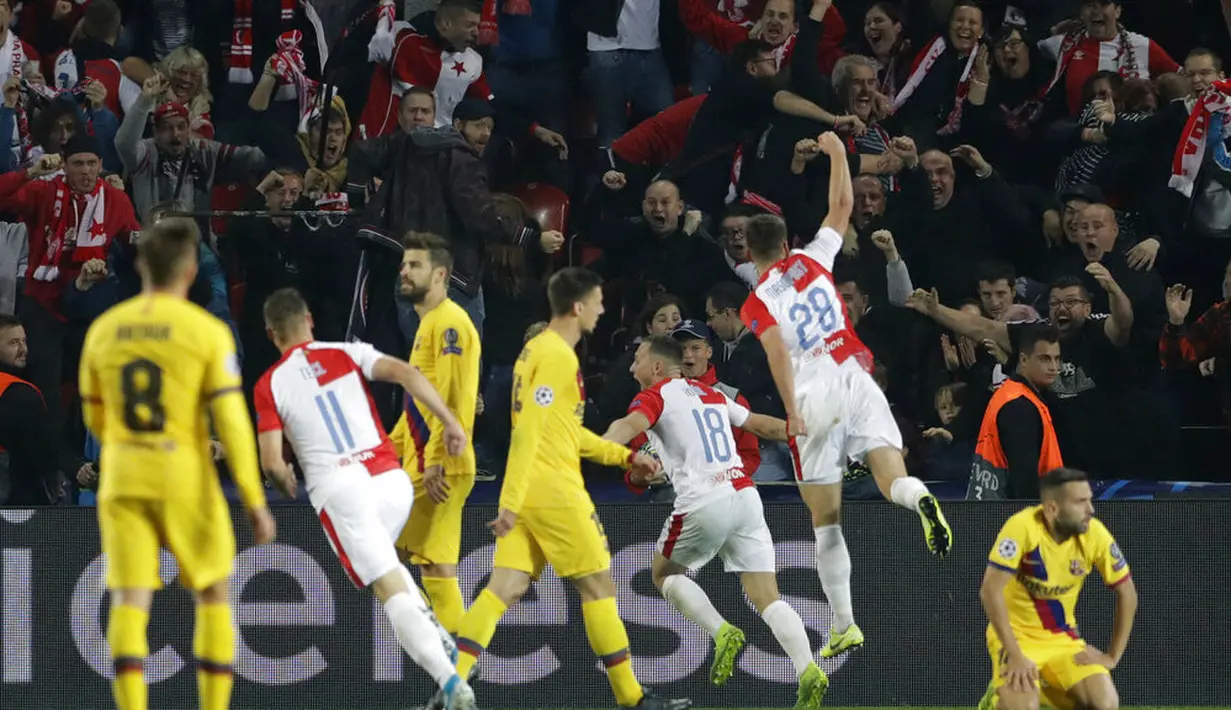 Para pemain Slavia Praha merayakan gol yang dicetak oleh Jan Boril ke gawang Barcelona pada laga Liga Champions 2019 di Stadion Sinobo, Rabu (23/10). Barcelona menang 2-1 atas Slavia Praha. (AP/Petr David Josek)