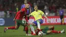 Pemain Brasil, Antony, berusaha melewati pemain Maroko, Sofyan Amrabat, pada laga uji coba FIFA Matchday di Grand Stade de Tanger, Tangier, Minggu (26/3/2023). (AP Photo/Mosa'ab Elshamy)