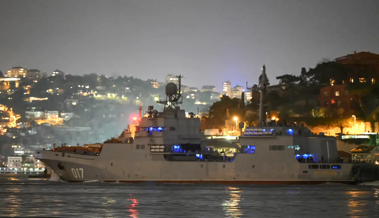 Salah satu dari tiga kapal Rusia, kapal pendarat besar kelas Ivan Gren "Pyotr Morgunov" berlayar melalui Selat Bosphorus dalam perjalanan ke Laut Hitam melewati kota Istanbul (9/2/2022). (AFP/Ozan Kose)