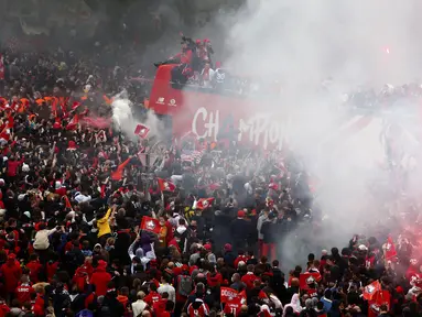 Para pemain Lille melambai kepada para penggemar dari atas bus atap terbuka saat merayakan juara Juara Ligue 1 Prancis di Lille, Prancis utara (24/5/2021). Lille menang 2-1 di Angers untuk mengamankan gelar liga Prancis pertamanya dalam 10 tahun. (AP Photo/Michel Spingler)