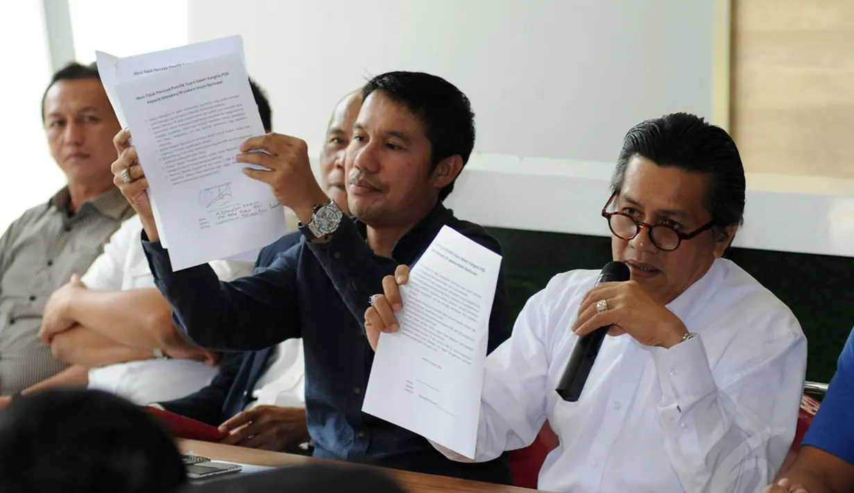 Forum Asosiasi Provinsi PSSI memberikan tanggapan seputar pembentukan tim 9 di kantor PSSI, Jakarta (5/1/2015). Gusti Randa (kanan) menunjukkan surat mosi tidak percaya kepada Menteri Pemuda dan Olahraga. (Liputan6.com/Helmi Fithriansyah)