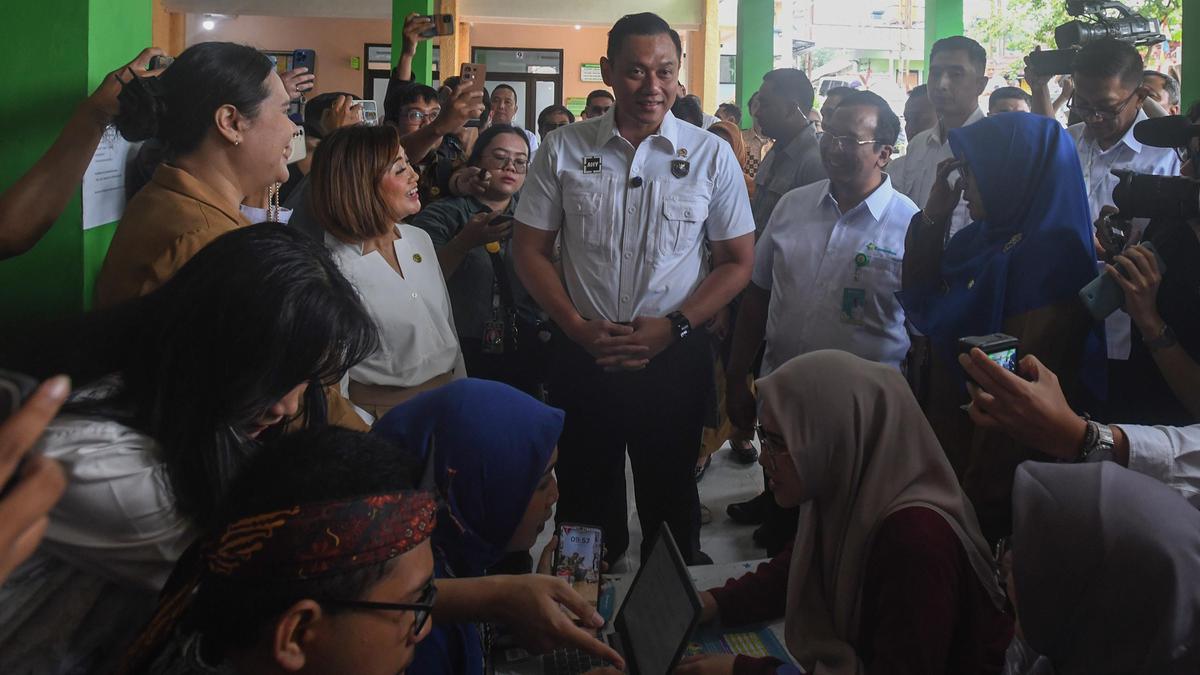 Tinjau Pelaksanaan Pemeriksaan Kesehatan Gratis, AHY Sambangi Puskesmas Beji Depok