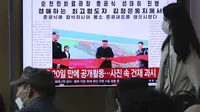 Orang-orang menonton TV yang menunjukkan gambar Pemimpin Korea Utara Kim Jong-un selama program berita di Stasiun Kereta Api Seoul, Seoul, Korea Selatan, Sabtu (2/5/2020). Kim Jong-un terakhir kali muncul di publik pada 11 April lalu ketika menghadiri rapat Partai Pekerja. (AP Photo/Ahn Young-joon)