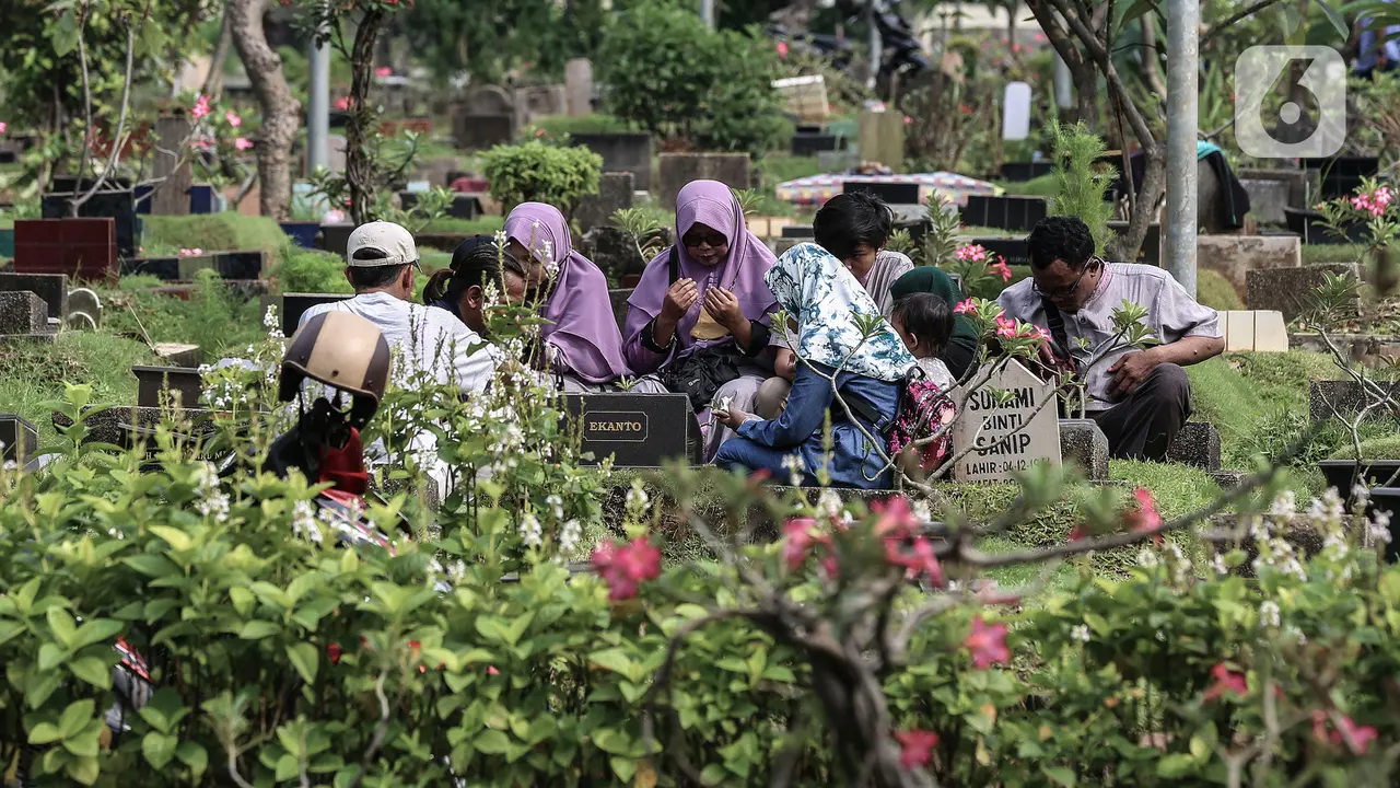 Ziarah Kubur saat Lebaran Idul Fitri di TPU Karet Bivak