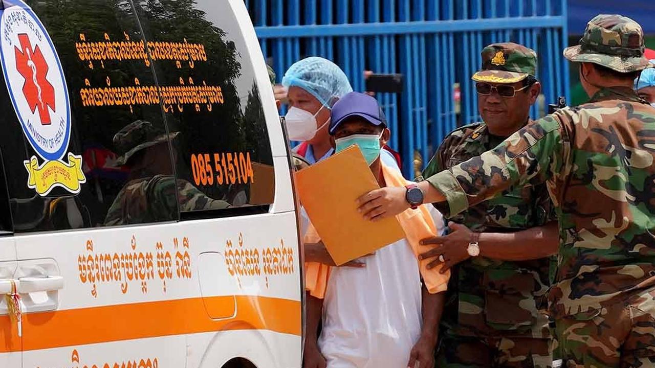 FOTO: Usai Gencatan Senjata, Tentara Kamboja yang Ditahan Dipulangkan Militer Thailand