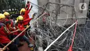 Massa merusak pagar berduri saat berunjuk rasa di depan Gedung DPR, Senayan, Jakarta, Selasa (14/3/2023). Imbas aksi demo tersebut, kepolisian mengimbau kepada para pengguna jalan untuk mencari jalan alternatif guna menghindari kemacetan. (Liputan6.com/Johan Tallo)