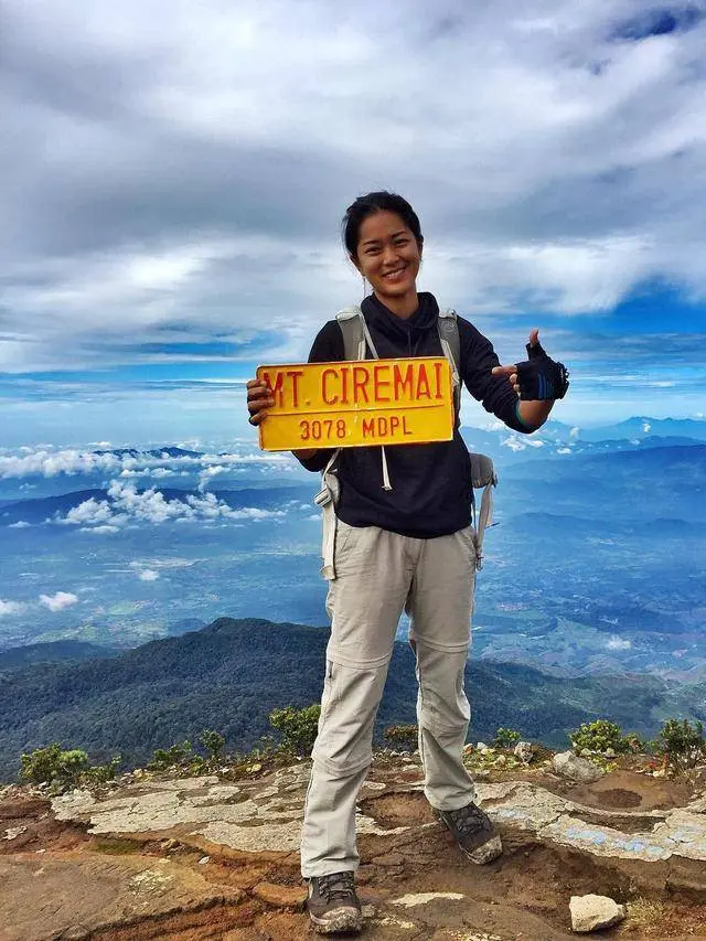 Punya Hobi Menantang, Ini 10 Potret Seleb Wanita Saat Berada di Puncak Gunung