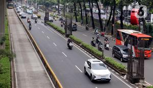 Terdapat sekitar 90 tiang beton yang berdiri di sepanjang jalan Jalan HR Rasuna Said di Jakarta Selatan hingga Jalan Asia Afrika di Jakarta Pusat. (Liputan6.com/Herman Zakharia)