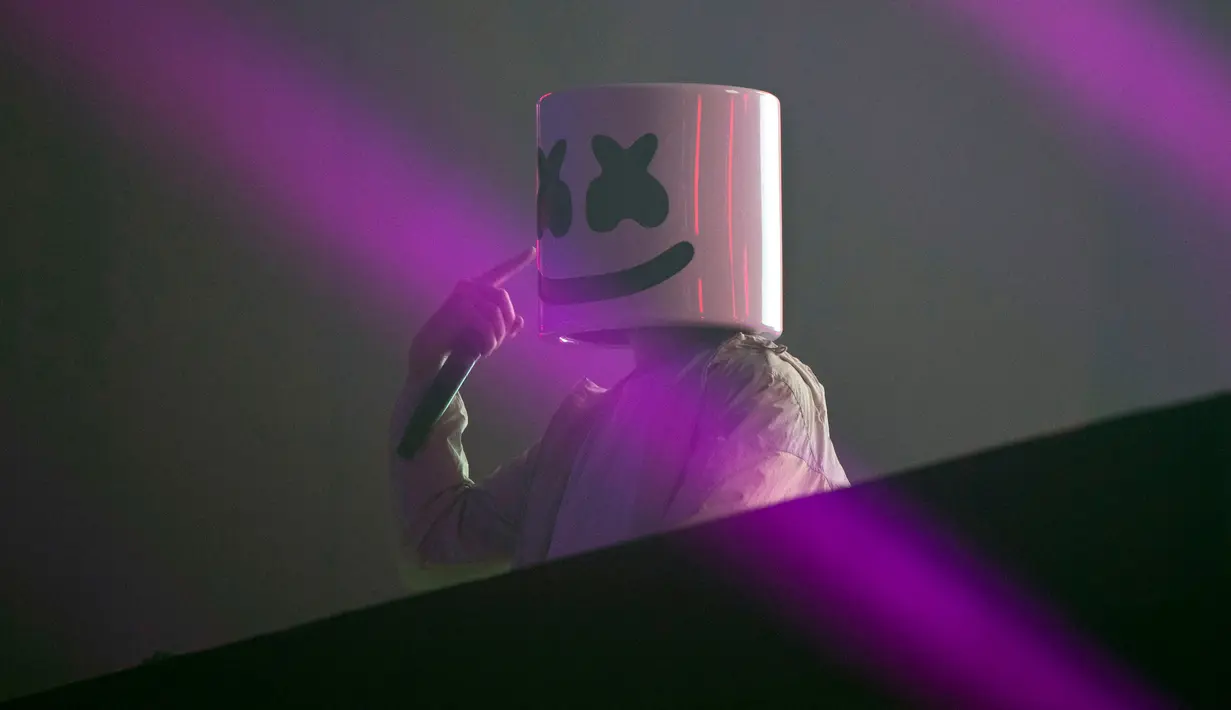 DJ sekaligus produser Amerika Serikat Marshmello bersama bintang pop Lebanon Nancy Ajram (tidak dalam gambar) membawakan single mereka "Sah Sah" pada seri konser Gamers8 di Riyadh, Arab Saudi, 11 Agustus 2022. Gamers8 adalah musim permainan besar-besaran yang berlangsung dari 14 Juli hingga 8 September di kerajaan gurun. (Nasser al-HARBI/AFP)