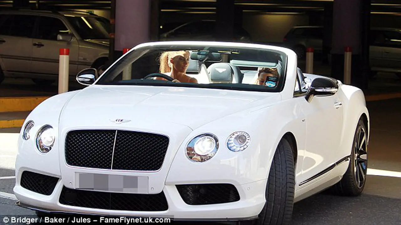 Ngidam saat Hamil, Model Ini Beli Mobil Bentley Rp 1,1 Miliar