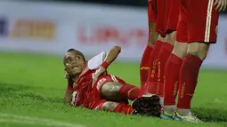 Sang winger Riko Simanjuntak melakukan aksi yang nyeleneh yaitu dengan menjadi pagar betis tidur. (Bola.com/M Iqbal Ichsan)