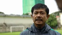 Pelatih Timnas Indonesia U-19, Indra Sjafri, memimpin langsung latihan di Stadion Pandomar, Yangon, Minggu (10/9). Latihan ini ditujukan sebagai persiapan menghadapi Vietnam. (Liputan6.com/Yoppy Renato)