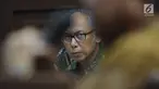 Terdakwa perkara merintangi penyidikan dugaan korupsi E-KTP, Bimanesh Sutarjo menyimak keterangan saksi saat mengikuti sidang lanjutan di Pengadilan Tipikor, Jakarta, Senin (23/4). Sidang mendengar keterangan saksi. (Liputan6.com/Helmi Fithriansyah)