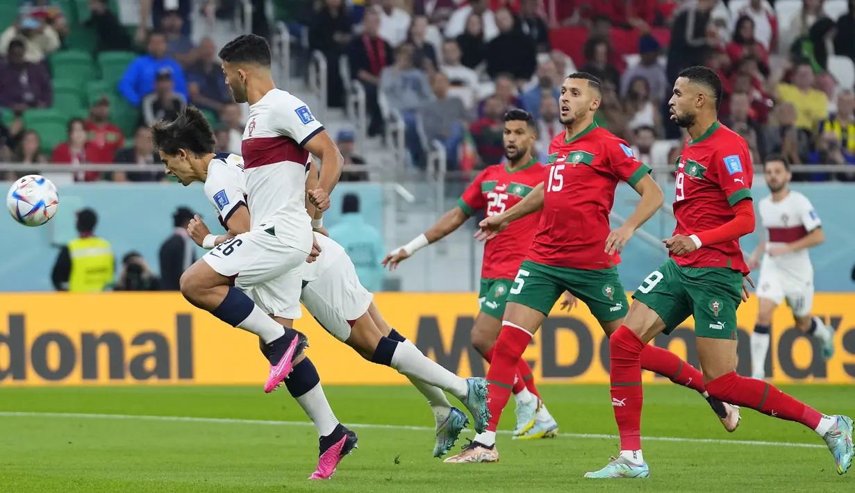 Portugal langsung menggebrak di awal laga. Laga belum genap lima menit, Joao Felix nyaris membawa Portugal unggul andai saja tandukannya sambil menjatuhkan diri tak mampu dimentahkan kiper Maroko, Yassine Bounou. (AP/Petr David Josek)