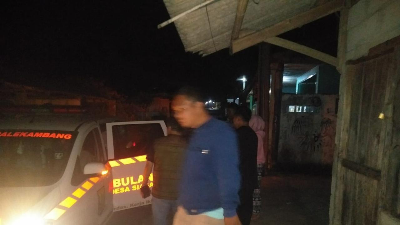 Evakuasi pemuda ngamuk dan bacok ibu kandung di Sukabumi ke Rumah Sakit Dr. H. Marzoeki Mahdi (RSMM) Bogor. (Liputan6.com/Fira)