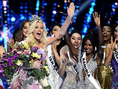 Miss Universe 2024 yang baru saja dinobatkan, Victoria Kjaer (tengah) dari Denmark, bereaksi saat merayakan kemenangannya setelah memenangkan kontes Miss Universe edisi ke-73 di Mexico City pada Sabtu 16 November 2024 malam waktu setempat atau Minggu 17 November 2024 pagi Waktu Indonesia Barat. (CARL DE SOUZA/AFP)