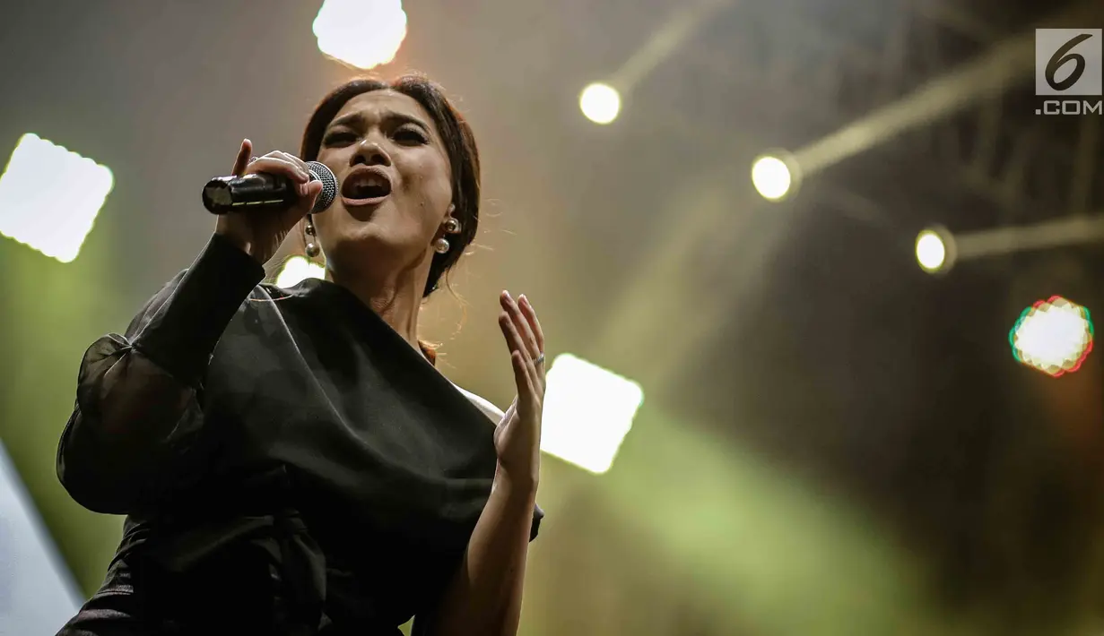 Vokalis grup musik Ecoutez, Andrea Lee saat tampil dalam Java Jazz on The Move di Jakarta, Kamis (15/2). Ecoutez akan membawakan 7 lagu dalam Java Jazz Festival (JJF) 2018 dengan satu lagu beraransemen khusus. (Liputan6.com/Faizal Fanani)