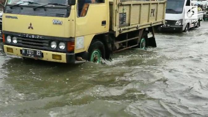 VIDEO Banjir di Jalur Pantura Semarang Sopir Truk Merugi 