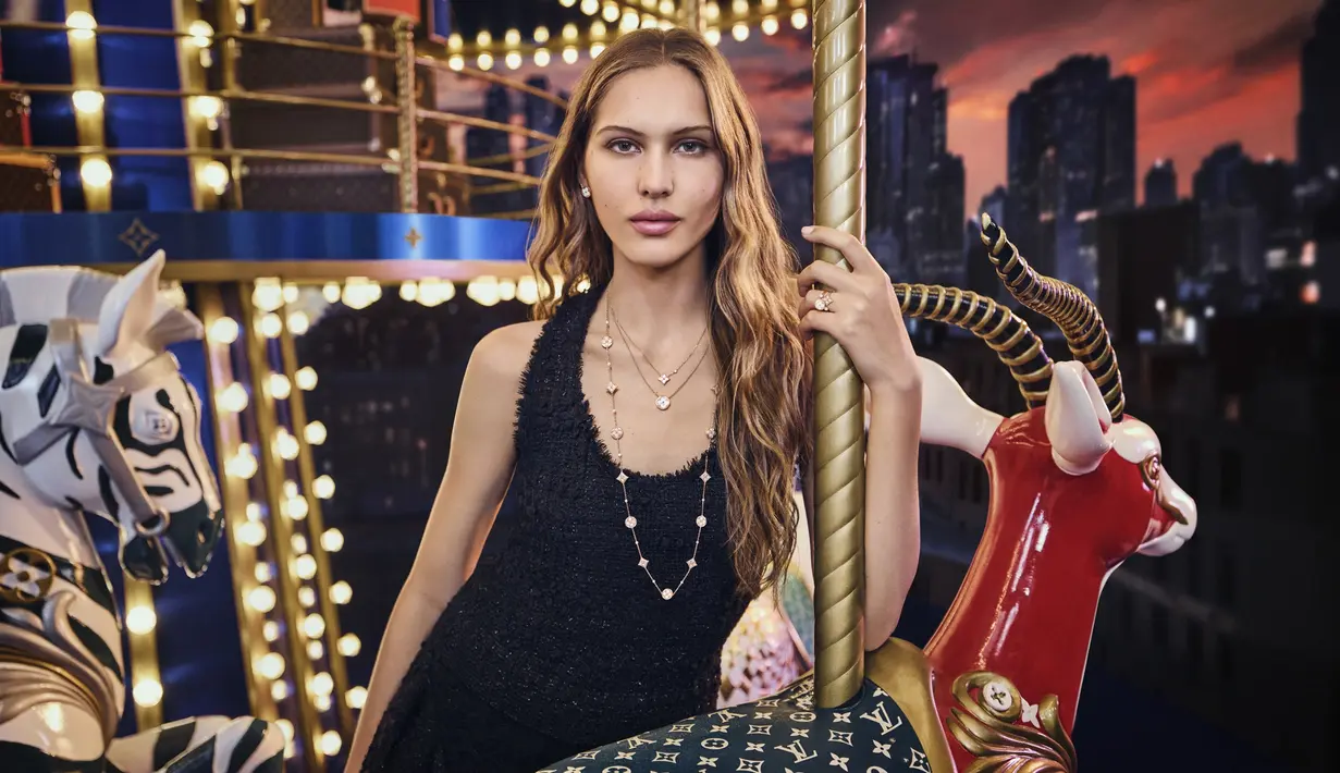 Perjalanan ini, yang terinspirasi secara halus oleh momen dan lokasi-lokasi penting bagi Louis Vuitton sepanjang tahun ini, mencapai puncaknya dengan pertunjukan kembang api yang meriah di atas Place Vendôme yang ikonik di Paris. [Dok/Louis Vuitton].