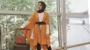 Kece bukan main pastinya, namun gaya berhijab Zaskia yang selalu modis ini tetap memerhatikan unsur kesopanan. Seperti yang satu ini, paduan busana dan hijab bernuansa hitam-putihnya dipadukan outer oranye. (Instagram/zaskiasungkar15)
