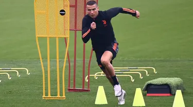 Penyerang Juventus, Cristiano Ronaldo berlari saat ia mengambil bagian dalam sesi latihan di 'Juventus Training Center' di Turin (3/11/2020). Juventus akan bertanding melawan Ferencvaros pada Grup G Liga Champions di Puskas Arena. (AFP/Marco Bertorello)