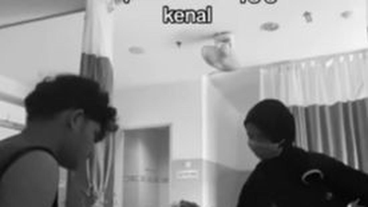 Dengan penuh kasih sayang, Ibu-Ibu ini terus menyuapinya hingga semua makanan tandas tak bersisa. <br>