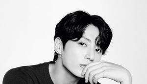 Kabar ini disampaikan langsung melalui akun resmi brand, disertai potret terbaru Jungkook yang berhasil membuat publik terpukau. [@chanel.beauty].