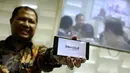 Pimpinan Bawaslu, Nasrullah menunjukkan live streaming Bawaslu TV pada peluncuran di Gedung Bawaslu Jakarta, Senin (13/2). Bawaslu TV nantinya mengupdate informasi terkait Pilkada serentak 2017 serta Pilpres 2019 mendatang. (Liputan6.com/Faizal Fanani)