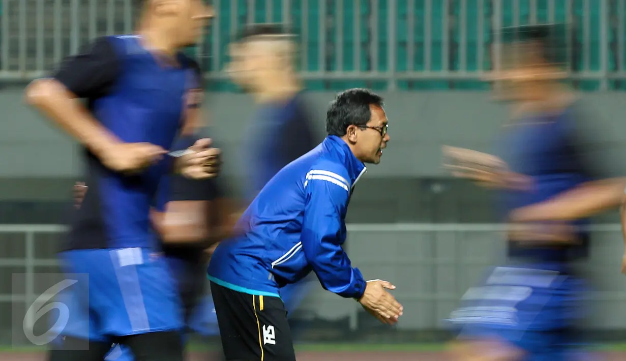 Pelatih Arema FC, Aji Santoso memberi arahan saat latihan uji lapangan jelang laga final Piala Presiden 2017 di Stadion Pakansari, Kab Bogor, Jumat (10/3). Di final, Arema FC akan berlaga melawan PBFC, Minggu (12/3). (Liputan6.com/Helmi Fithriansyah)