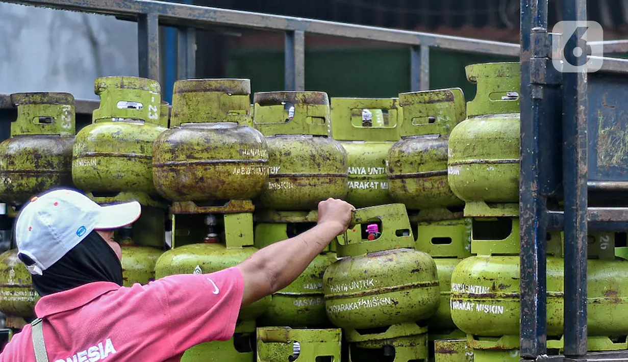 Pekerja menata tabung LPG 3 kg di agen LPG kawasan Cibubur, Jakarta, Jumat (26/2/2021). Subsidi LPG tabung 3 kg menggunakan asumsi volume tabung LPG 3 kg sebanyak 7 juta metrik ton. (Liputan6.com/Herman Zakharia)
