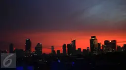 Langit ibukota berwarna merah keemasan dihiasi gedung-gedung pencakar langit, Jakarta, Rabu (23/12/2015). Keindahan langit Jakarta kala sore hari menjadi perbincangan hangat di Media Sosial. (Liputan6.com/Angga Yuniar)
