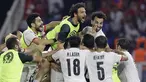Pemain tim Mesir merayakan setelah adu penalti melawan Kamerun pada laga semifinal Piala Afrika 2021 di Paul Biya Stadium, Jumat (4/2/2022) dini hari WIB. Mesir sukses mengalahkan Kamerun 3-1 via drama adu penalti. (AP Photo/Themba Hadebe)