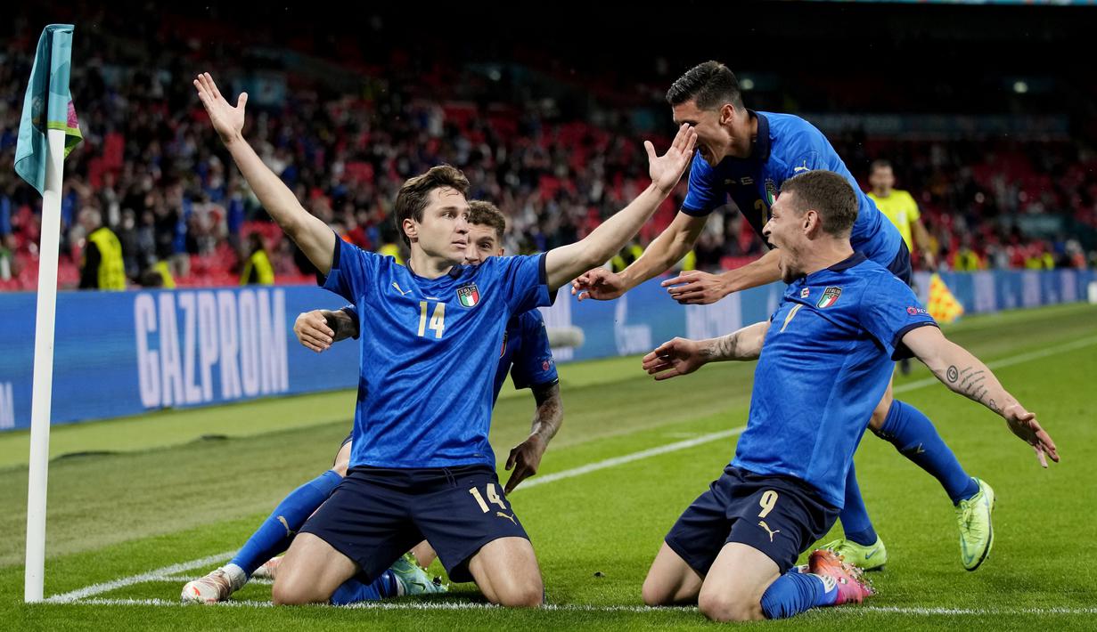 Federico Chiesa - Anak dari Enrico Chiesa ini sukses membangkitkan gairah para pemain Gli Azzurri usai mencetak gol di menit 95. Kehadirannya membuat lini depan Italia semakin agresif untuk menggempur pertahanan Austria. (AP/Frank Augstein, Pool)